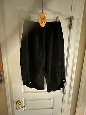 Oh My Gauze! Cropped pants/shorts with  shell buttons. Washable cotton, XL